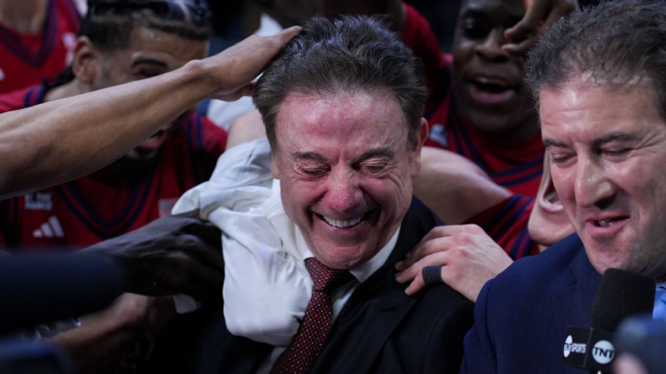 Pitino savors 900th on-court victory as head coach