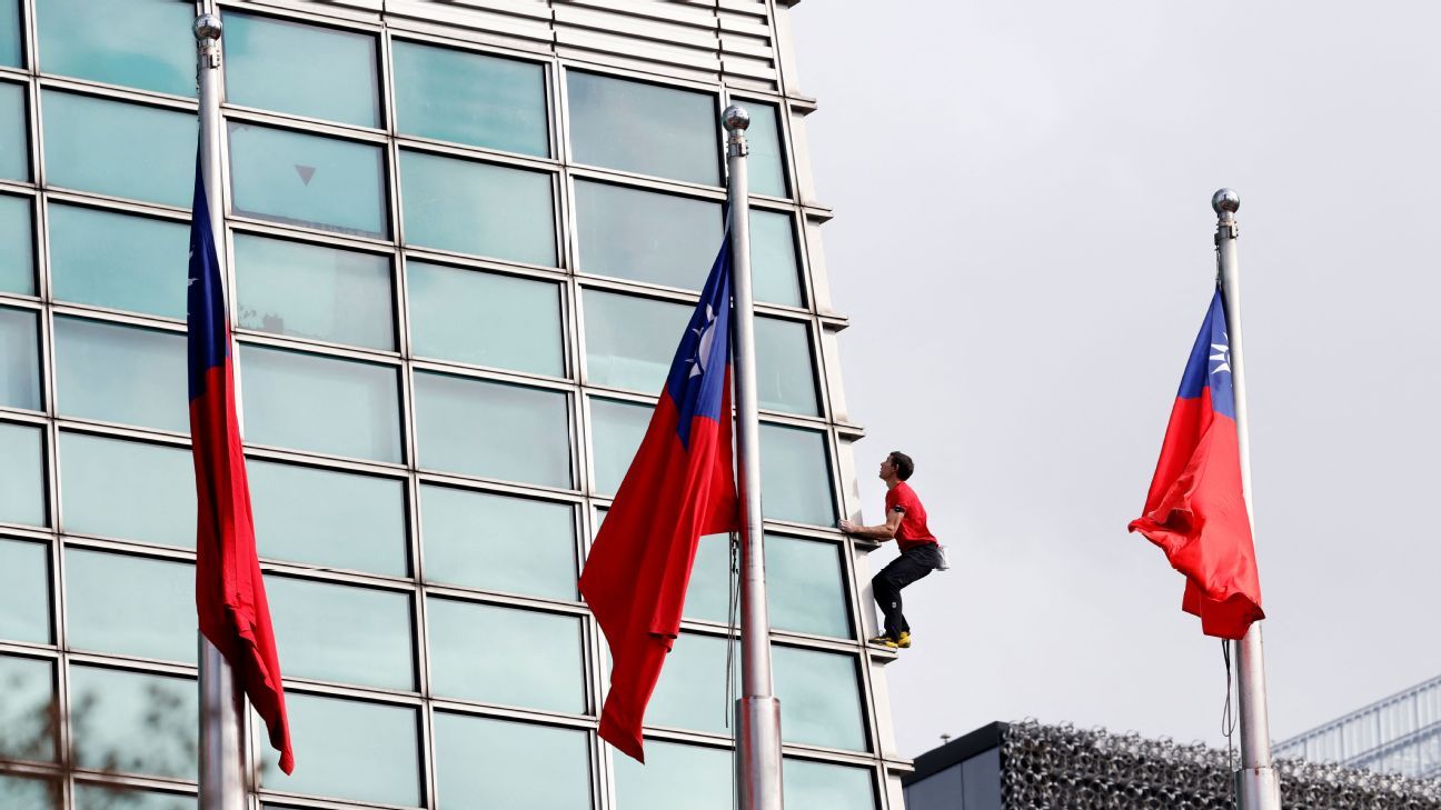 Sans ropes, Honnold climbs to top of Taipei 101