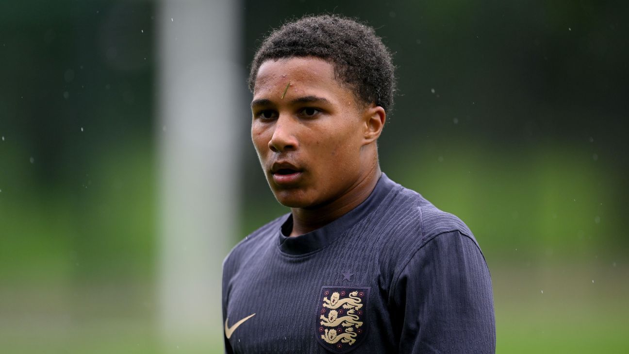 Norwich City teen Tavares joins Barcelona