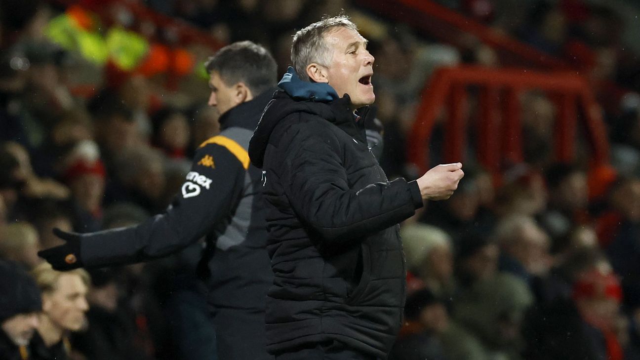 Wrexham 'feeling sorry for themselves' in costly loss to Hull