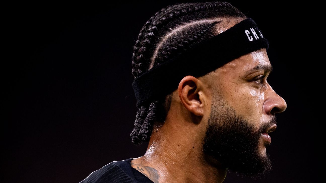 Memphis Depay pode ser punido por uso de celular no banco de reservas do Corinthians contra o Flamengo?