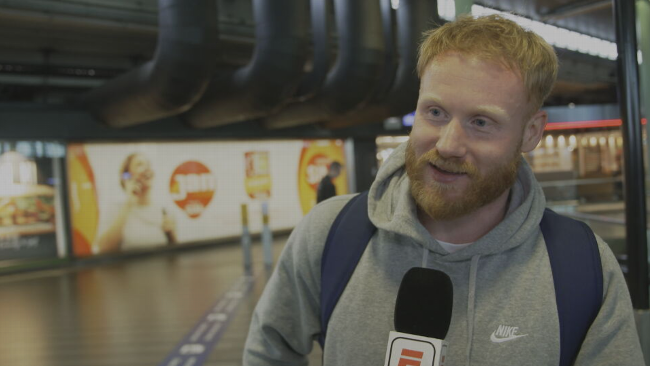 Van der Sande stapt het vliegtuig in op twee uur slaap: 