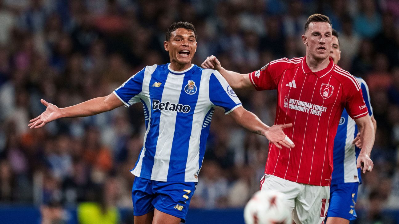 Ex-São Paulo marca, mas Porto leva 'gol contra mais bizarro do ano' e fica no empate com o Forest na Europa League