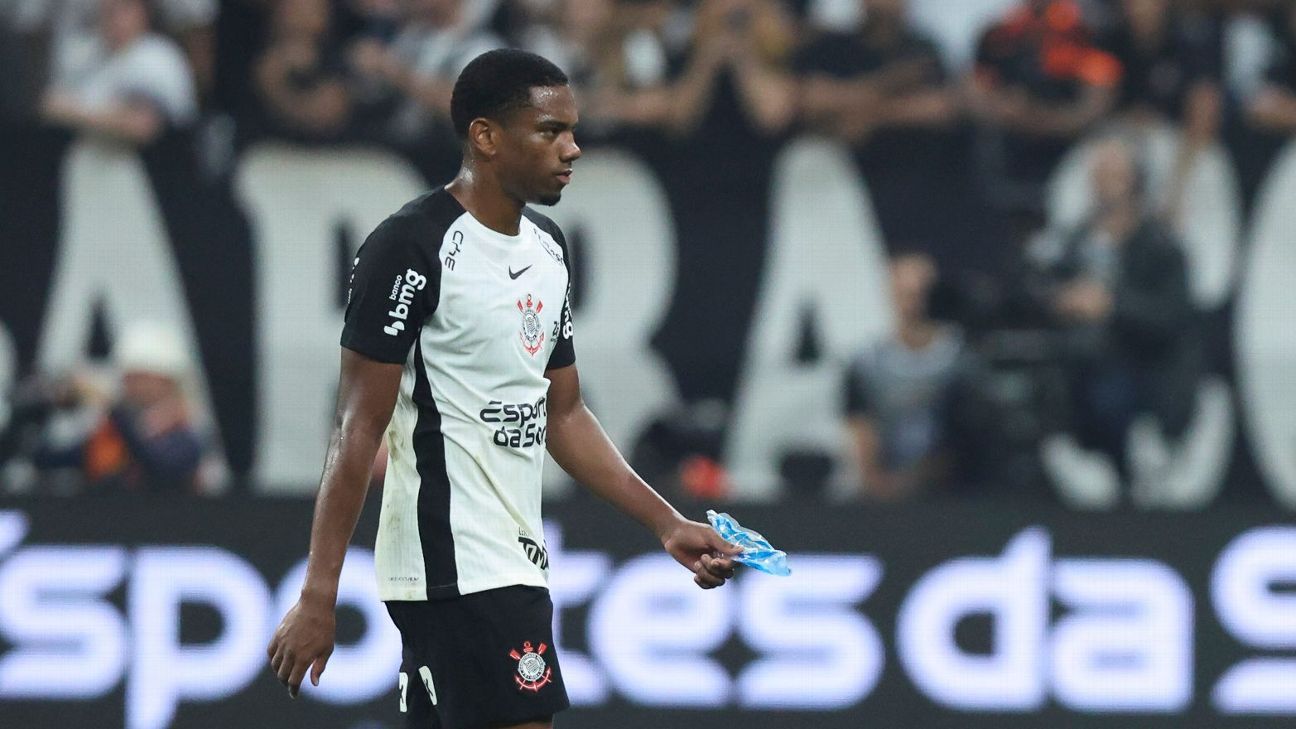 Corinthians aplica multa a André após gesto obsceno em clássico com o Palmeiras