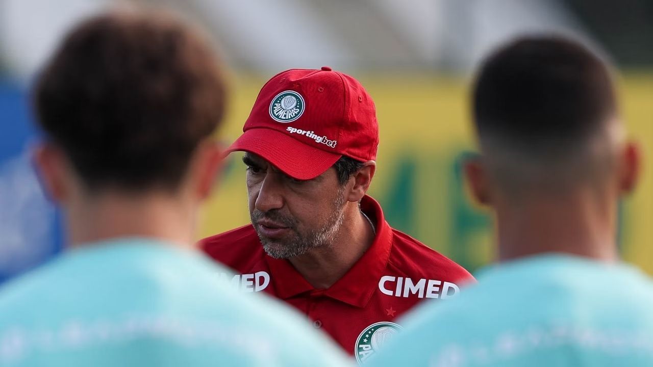 STJD reduz pena de Abel Ferreira em um jogo, mas técnico do Palmeiras segue suspenso