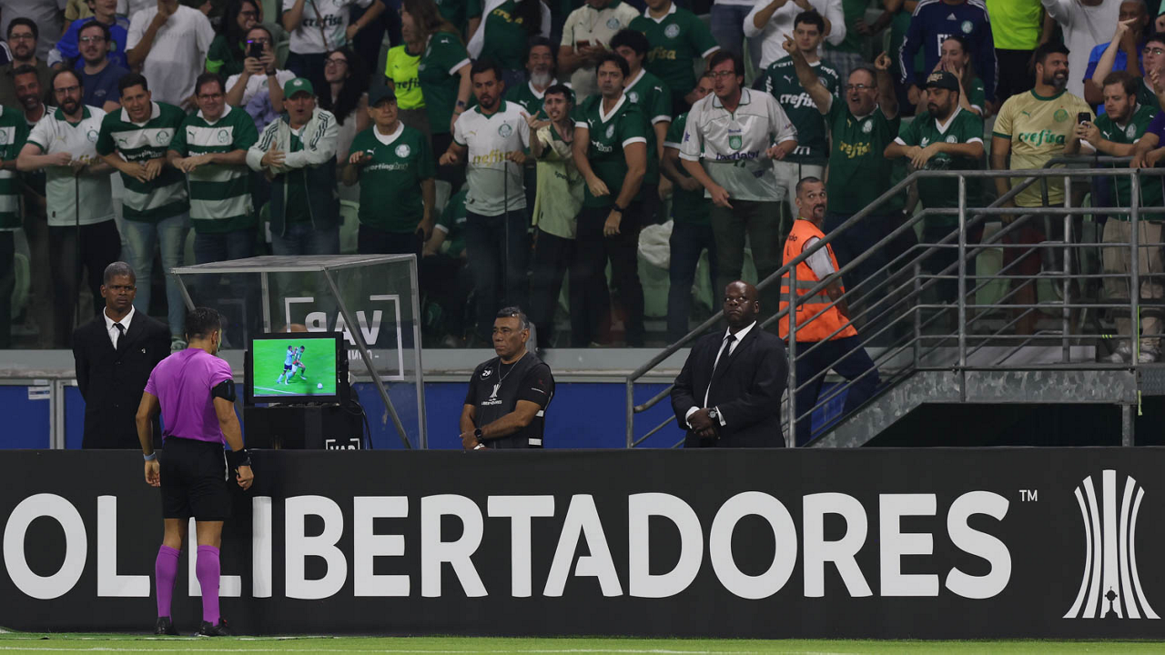 Conmebol divulga áudio do VAR de lance de pênalti para o Palmeiras contra o Sporting Cristal: 'Tem um calço'