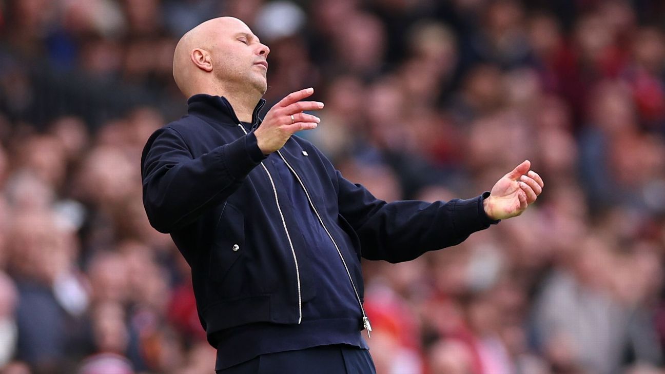 Arne Slot critica decisões de arbitragem após derrota do Liverpool para o Manchester United