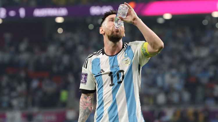 الفيفا يلغي الحظر على زجاجات المياه في كأس العالم بعد رد فعل عنيف