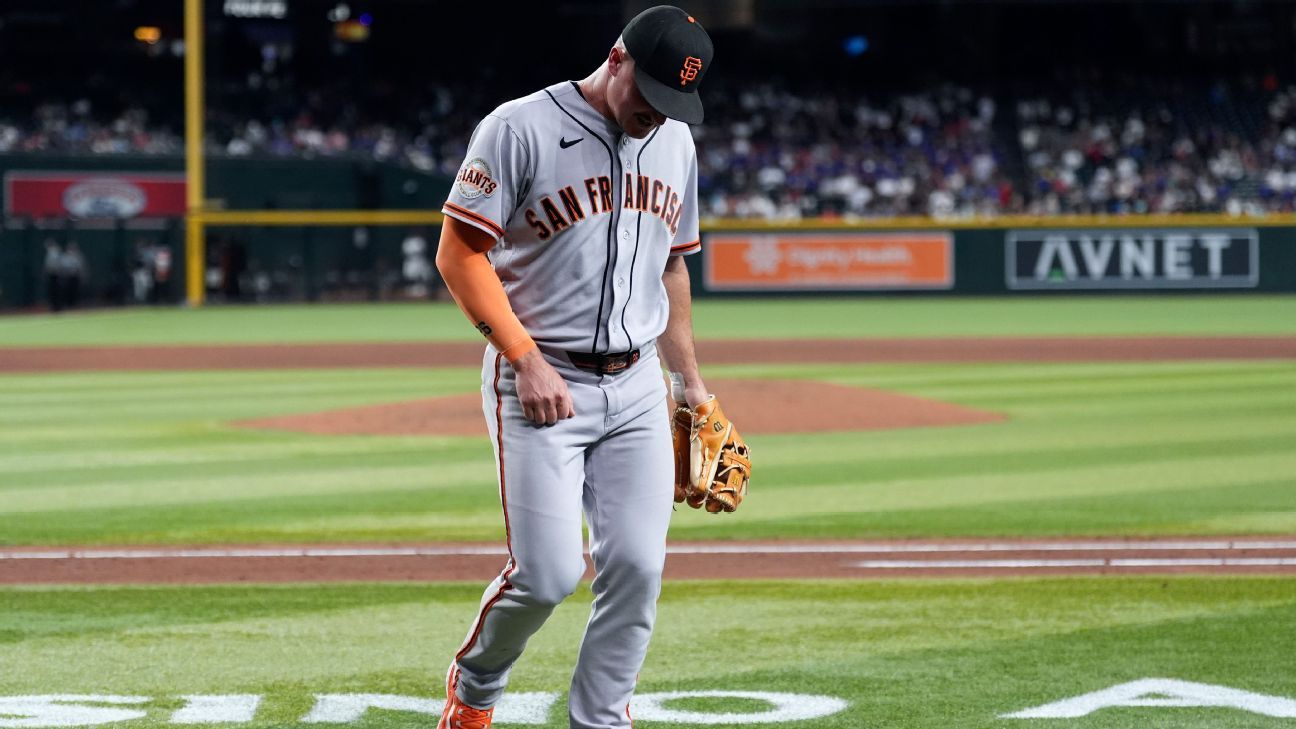 Giants 3B Chapman exits with abdominal strain