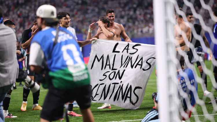 Club argentino Almirante Brown presenta camiseta de Malvinas en medio del escrutinio de la FIFA