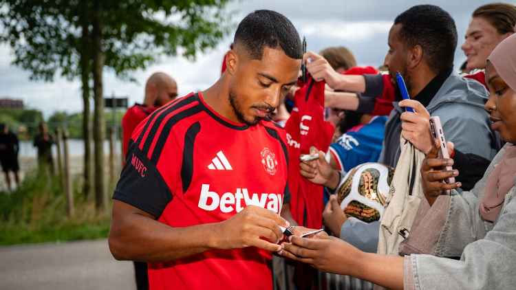 يوري تيليمانس يعتذر لجماهير أستون فيلا بعد التعليقات المتعلقة بانتقال مانشستر يونايتد