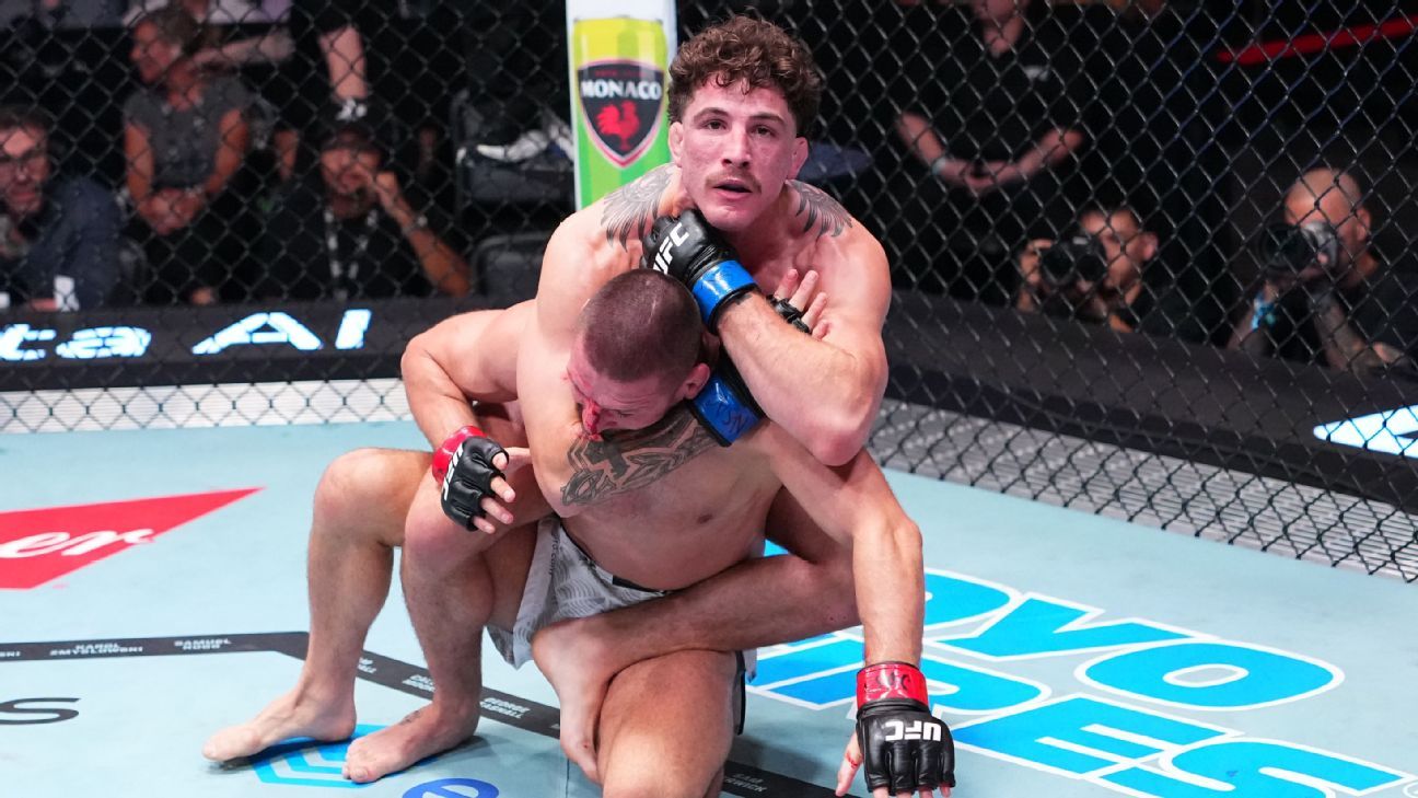 Quillan Salkilld Submits Mateusz Gamrot at 4:25 of Round 1 in UFC Main Event
