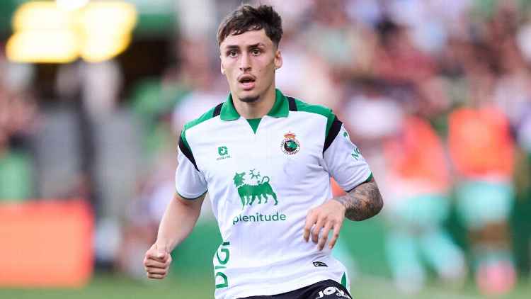 Transfer rumors, news: Man United move for Racing Santander left back