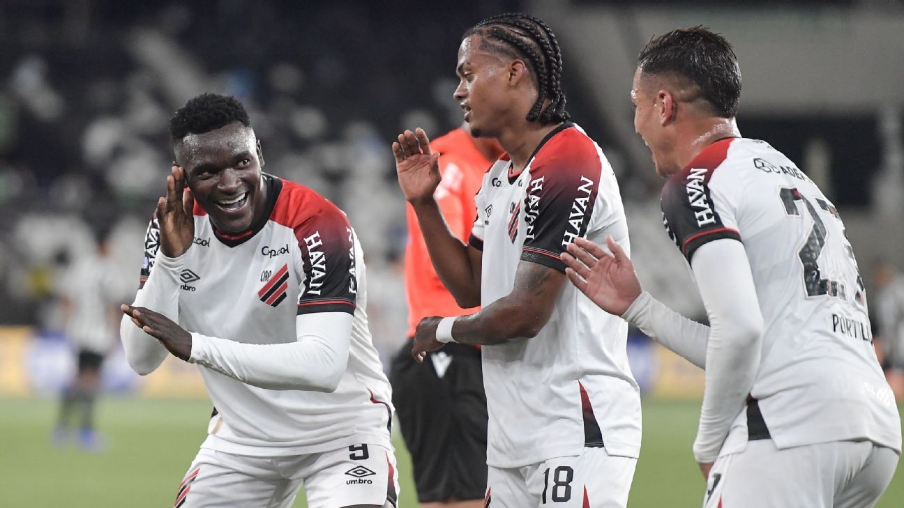 Photo: ESPN Brasil Athletico-PR defeats Chapecoense 4-1 as Viveros extends top scorer lead