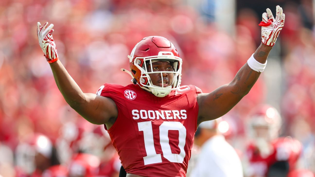 Oklahoma LB Kip Lewis Exits Michigan Game with Apparent Right Knee Injury