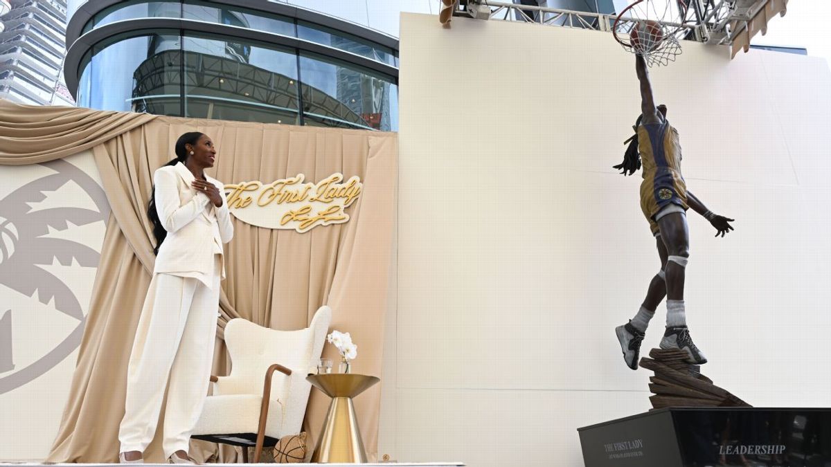 Lisa Leslie statue, 'The First Lady,' unveiled on L.A.'s Star Plaza