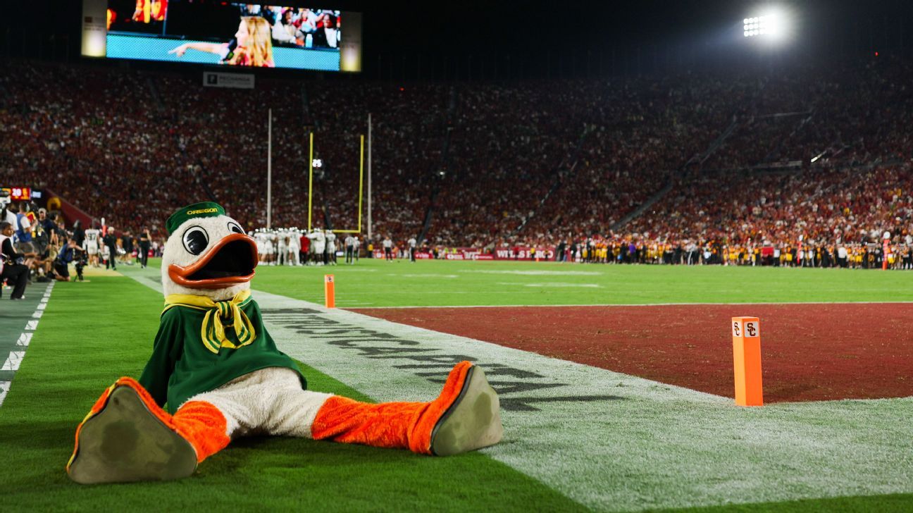 😈 Oregon's mascot trolls USC with Trojan horse pregame entrance
