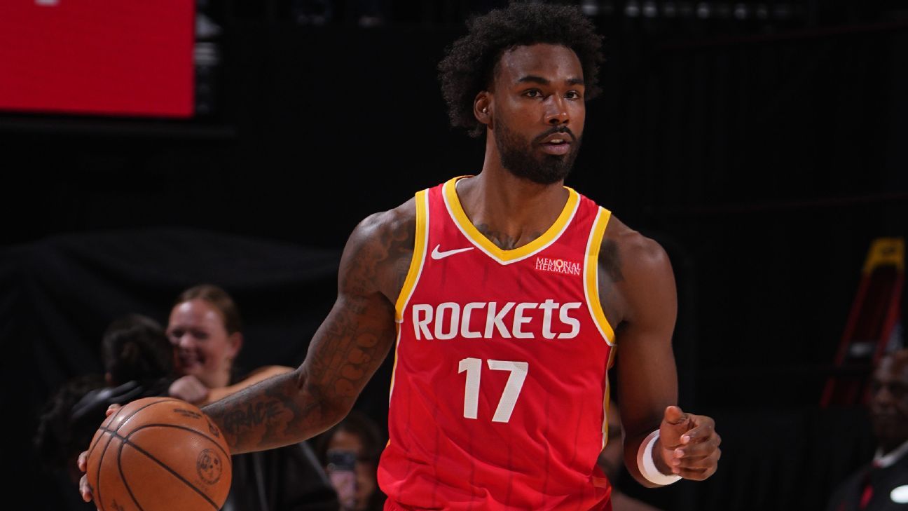 Rockets' Eason ejected after shoving Mavs' Washington in back