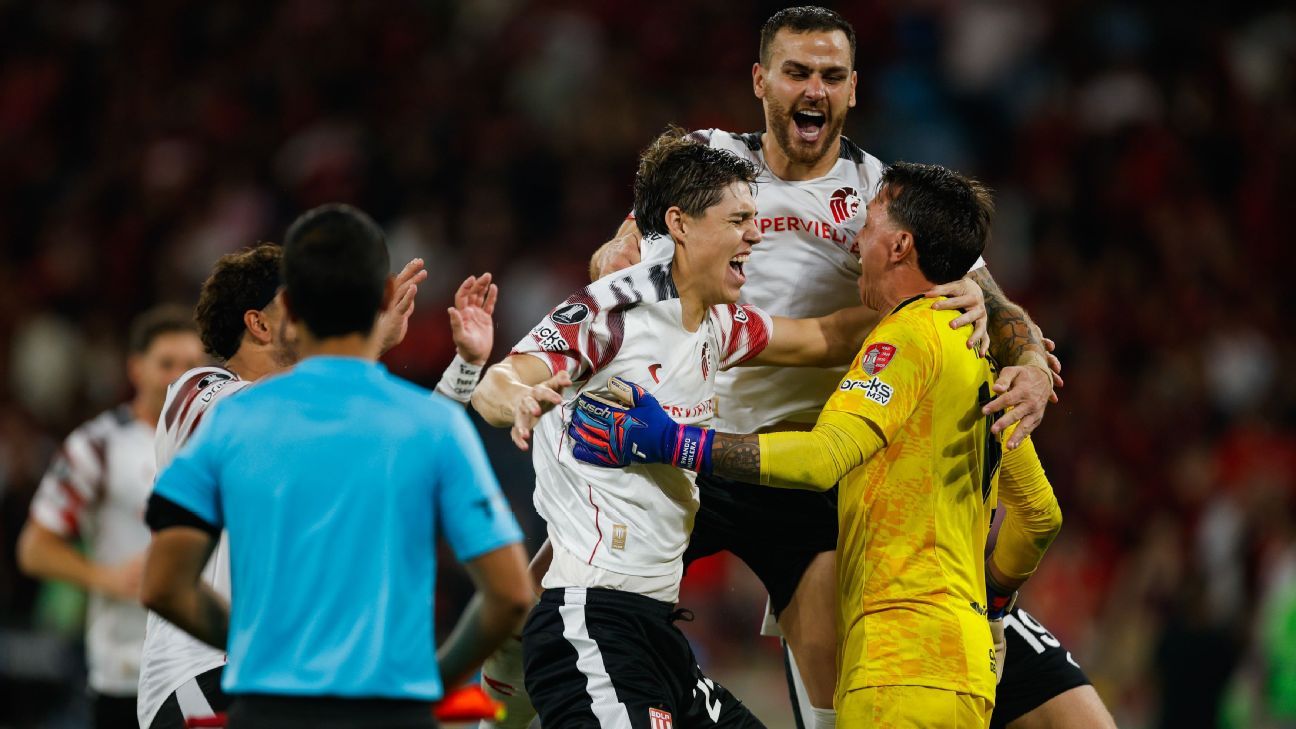Muslera's 3 penalty saves propel Estudiantes into Libertadores final