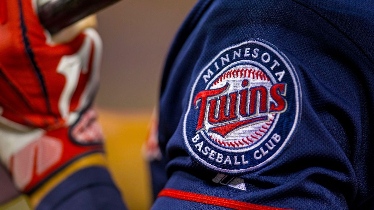 Twins place Kepler on IL with sore right knee