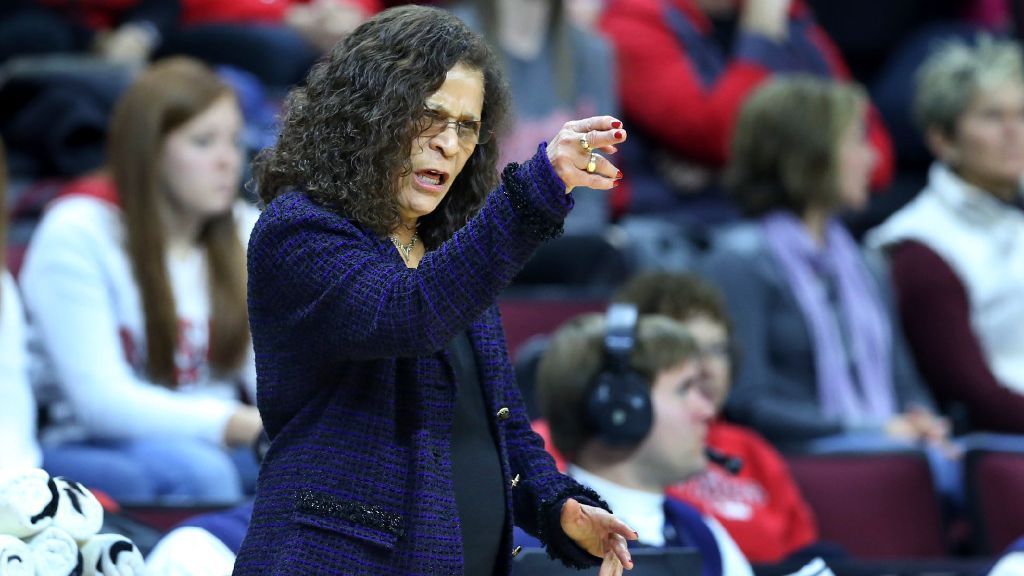 Pelatih bola basket wanita Rutgers C. Vivian Stringer absen musim karena kekhawatiran COVID-19
