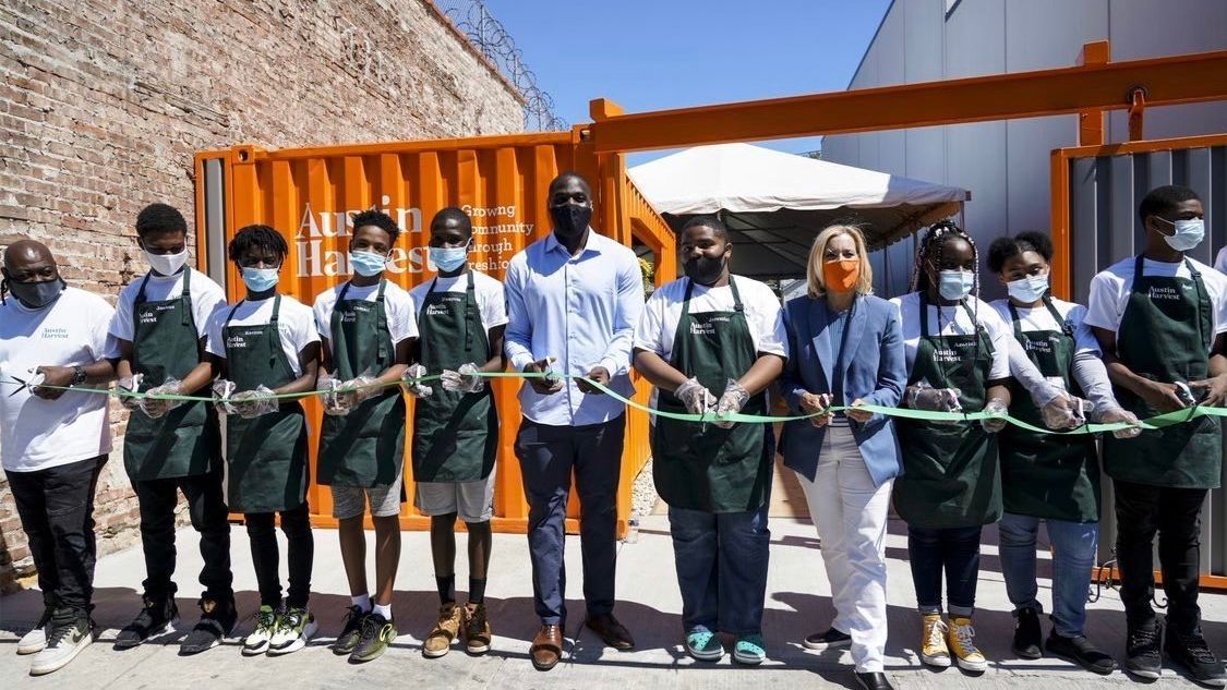 Athletes ‘create change’ with Chicago grocery store
