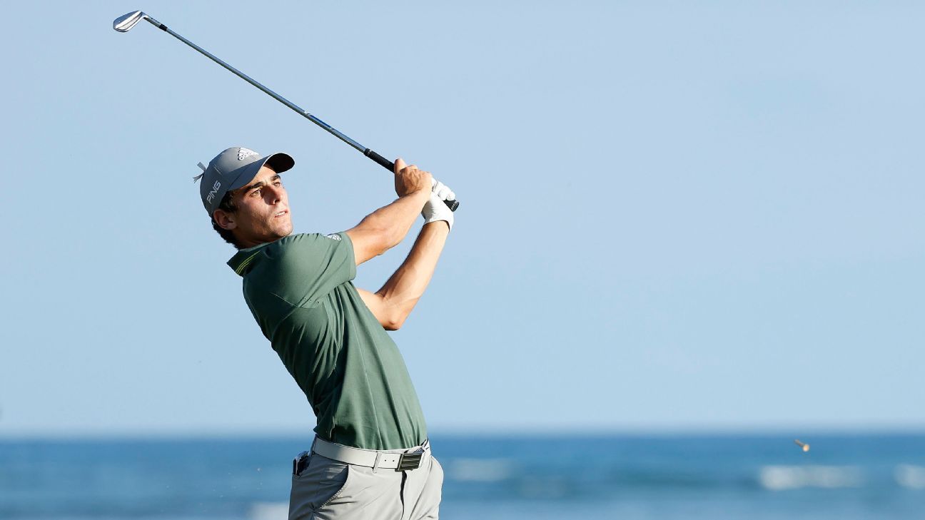 Joaquin Niemann finishes with the eagle and shares the lead at the Sony Open