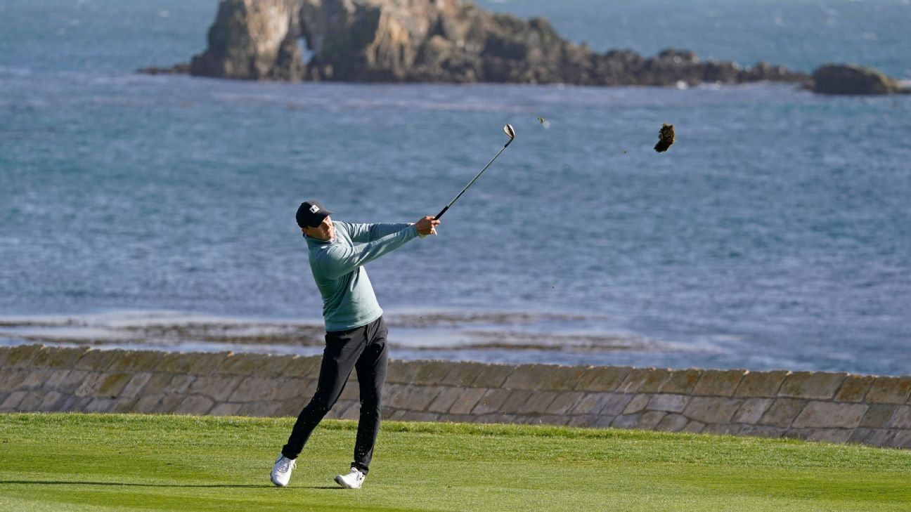 The delayed eagle on the playing field puts Jordan Spieth in the lead of 2 strokes at AT&T Pebble Beach Pro-Am
