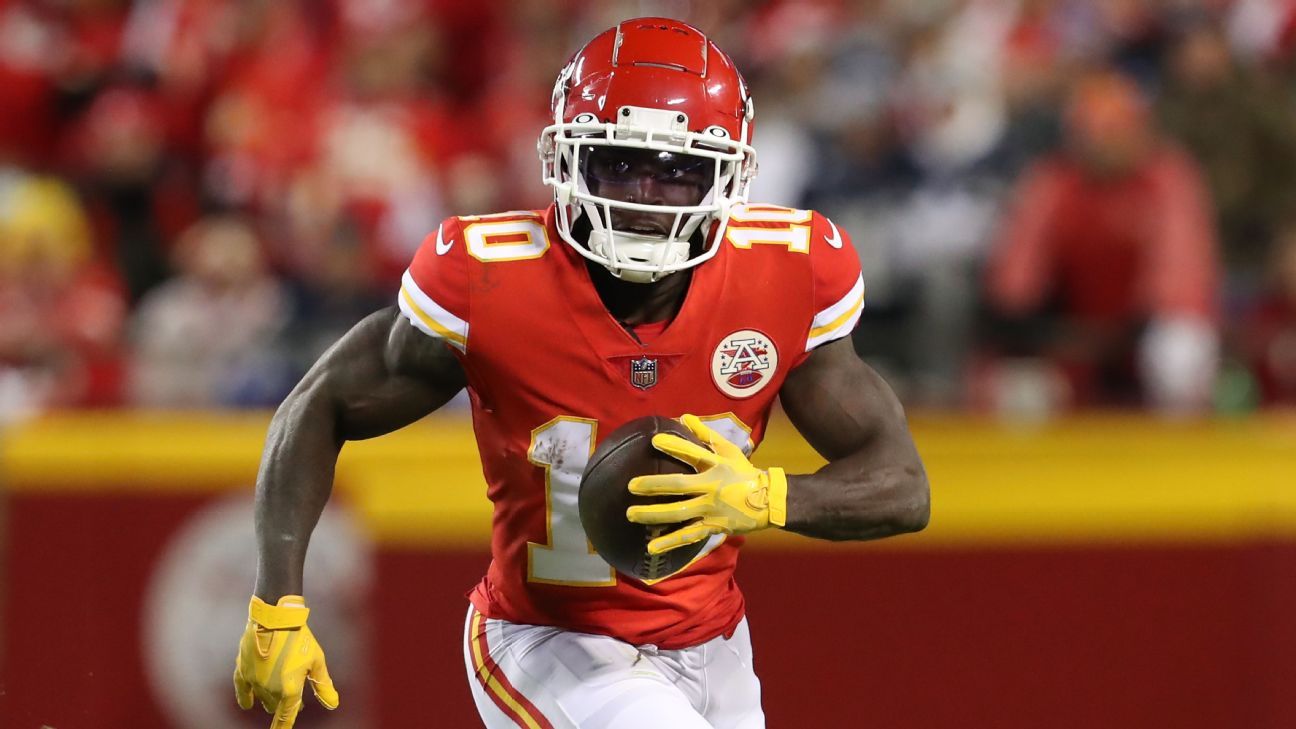 Les Dolphins de Miami acquièrent les Kansas City Chiefs WR Tyreek Hill pour cinq choix au repêchage, lui accordent un contrat de 120 millions de dollars sur quatre ans