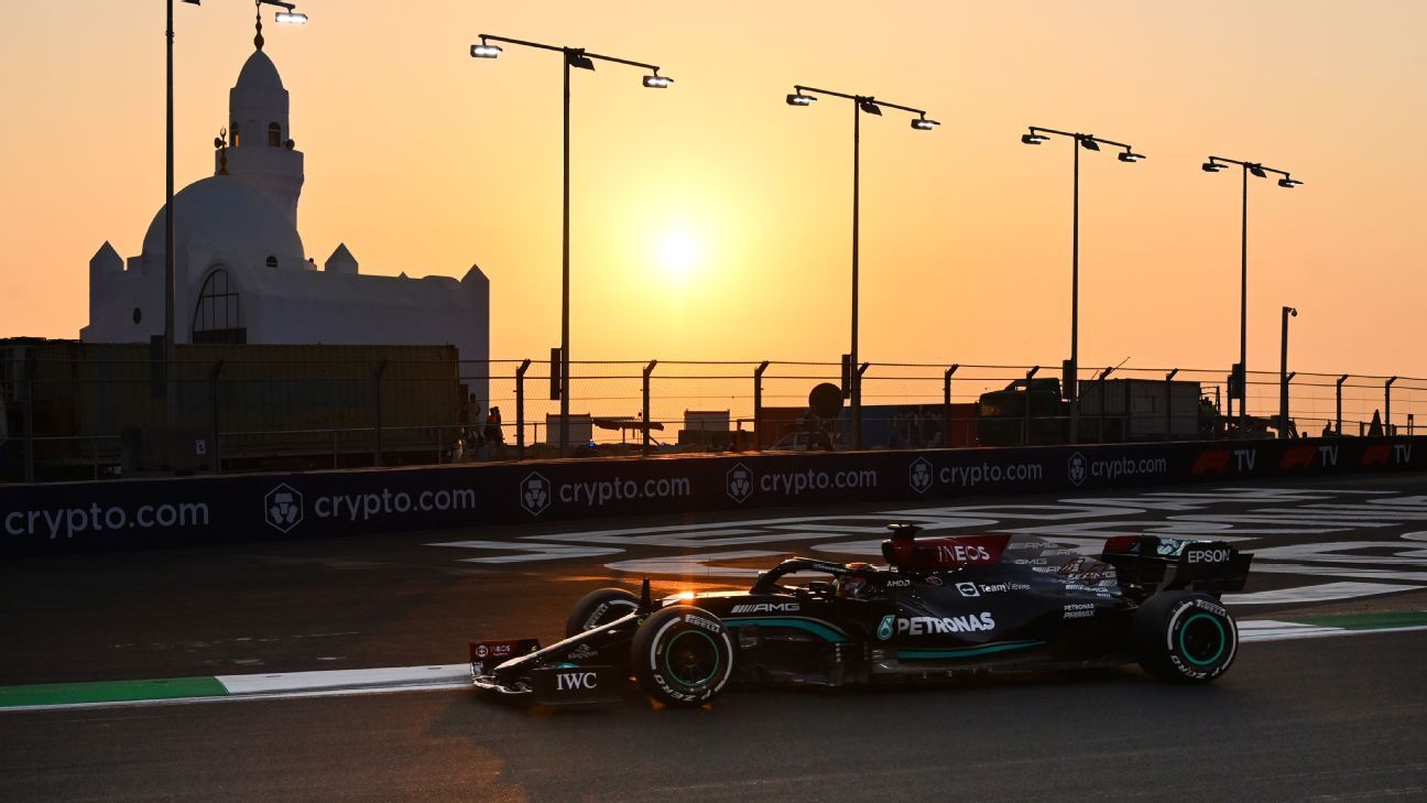 Lewis Hamilton bisa menghadapi hukuman grid setelah dipanggil ke pramugari karena dua insiden dalam latihan terakhir di Grand Prix Arab Saudi