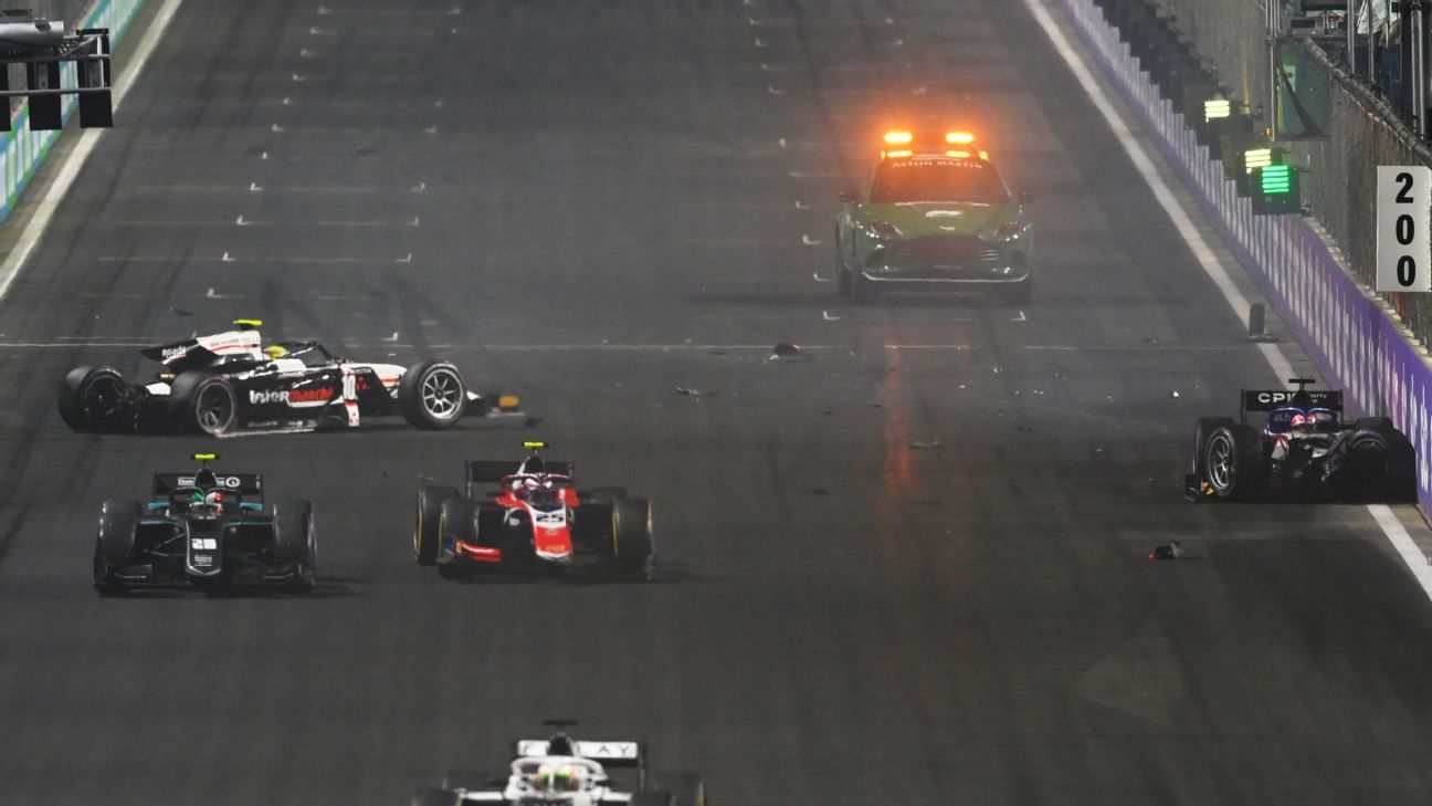 Dua pembalap dirawat di rumah sakit dalam kecelakaan Formula 2 di Grand Prix Arab Saudi