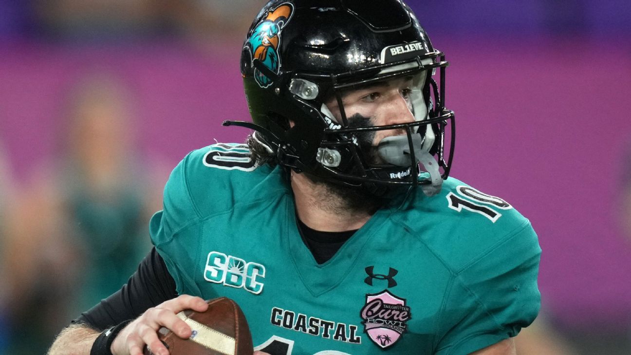 Quarterback Grayson McCall akan tetap dengan sepak bola Coastal Carolina, meneruskan draft NFL untuk musim 2022