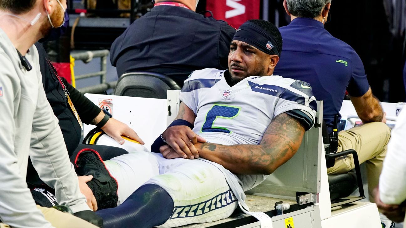 Keamanan gratis Seattle Seahawks Quandre Diggs diangkut setelah mematahkan fibula kanan dan pergelangan kaki terkilir
