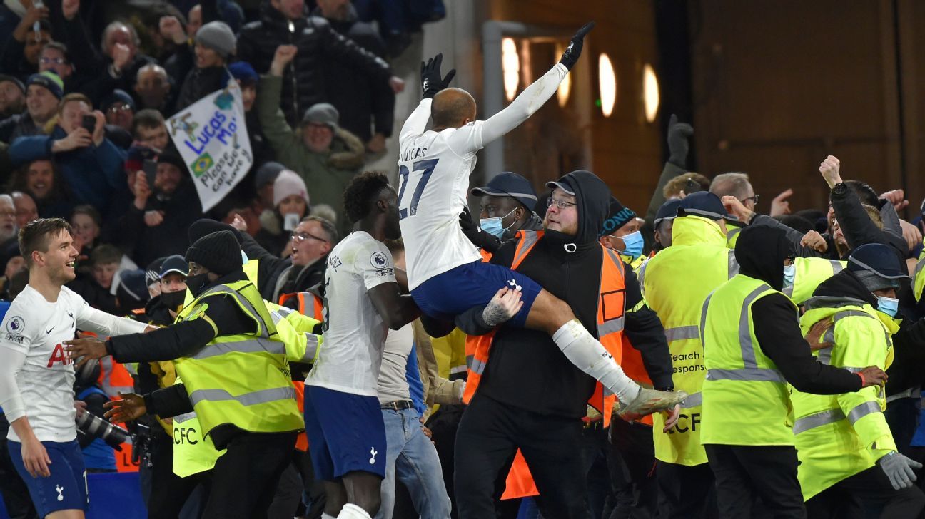 Kemenangan liar Tottenham di Leicester memecahkan rekor Liga Premier dan Lucas Moura merayakannya dengan melompat ke pelukan pelayan