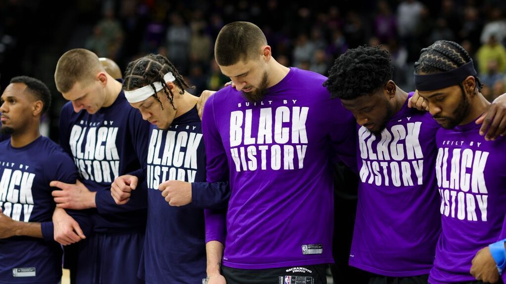 Sacramento Kings, Denver Nuggets lock arms in show of solidarity with Alex Len, Ukraine