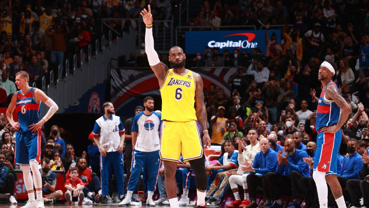 LeBron James dari Los Angeles Lakers melewati Karl Malone untuk No. 2 dalam daftar skor sepanjang masa NBA