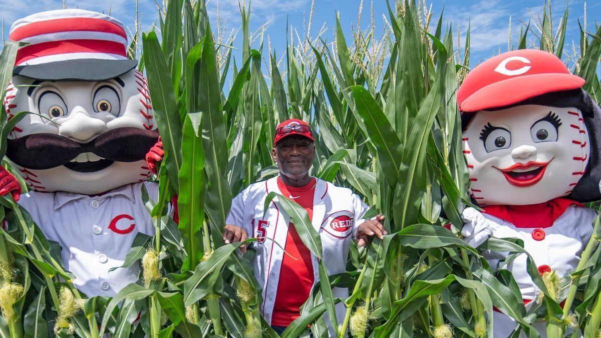 The Cubs and Reds tour the cornfields and more from MLB’s 2022 ‘Field of Dreams’ game