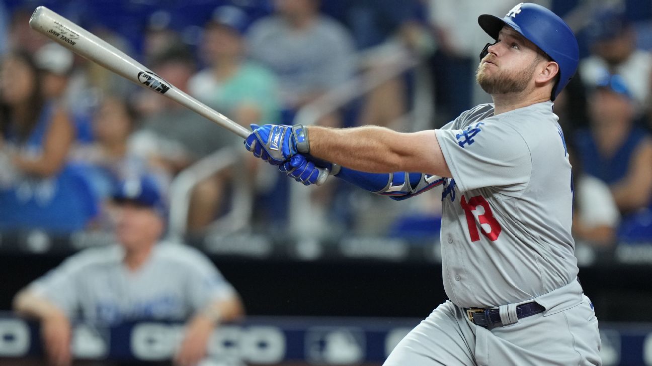 Reports: Hot-hitting Muncy off to paternity list