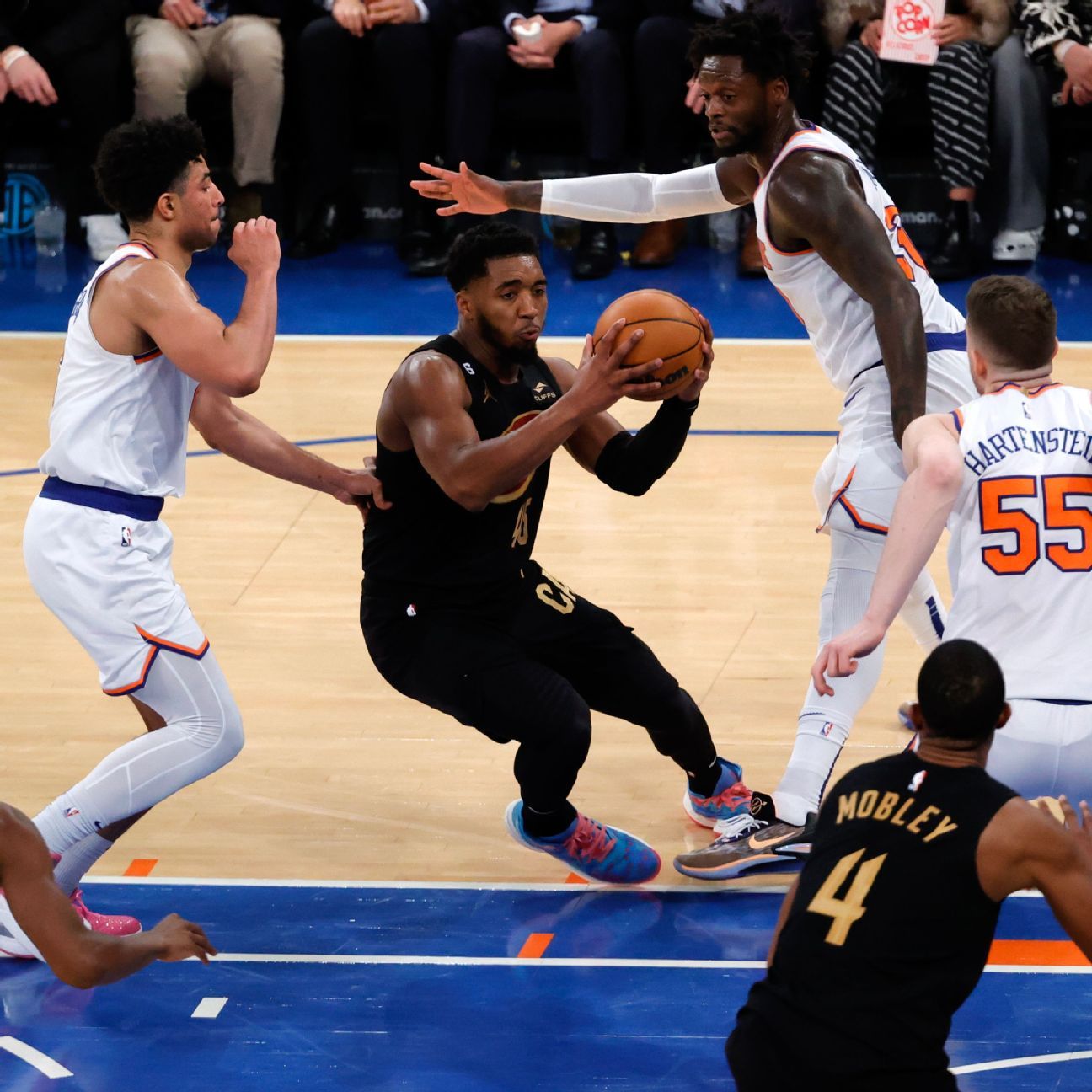Groin injury, turnovers haunt Cavs’ Mitchell in loss to Knicks