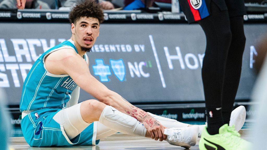 Hornets star Ball suffers fracture in right ankle
