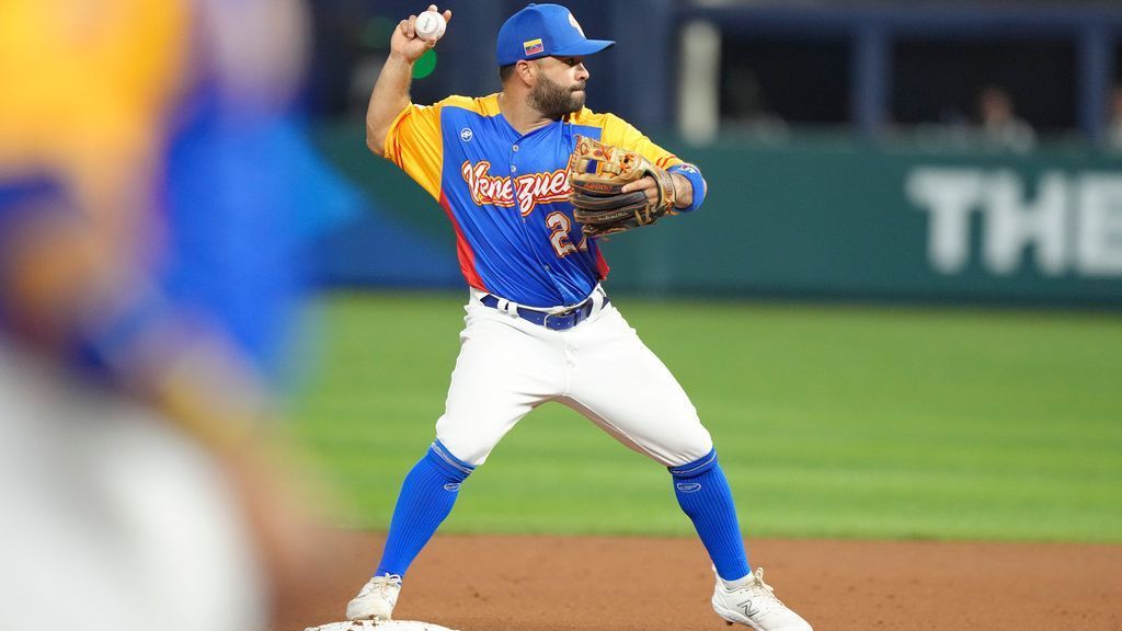 Venezuela’s Jose Altuve exits after 96 mph fastball hits hand