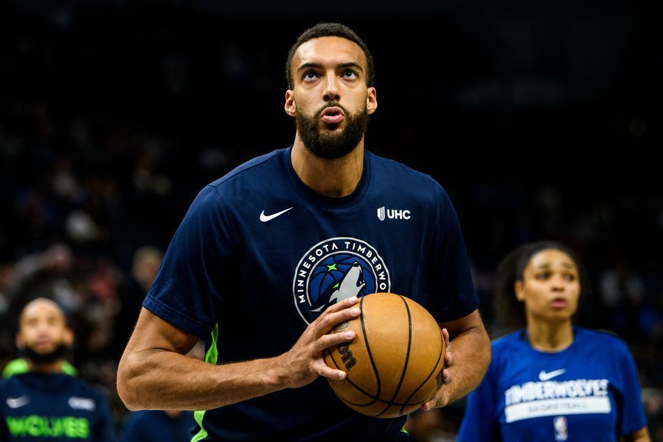 鲁迪·戈贝尔（Rudy Gobert）对凯尔·安德森（Kyle Anderson）挥杆； 消息人士称贾登麦克丹尼尔斯的手骨折了