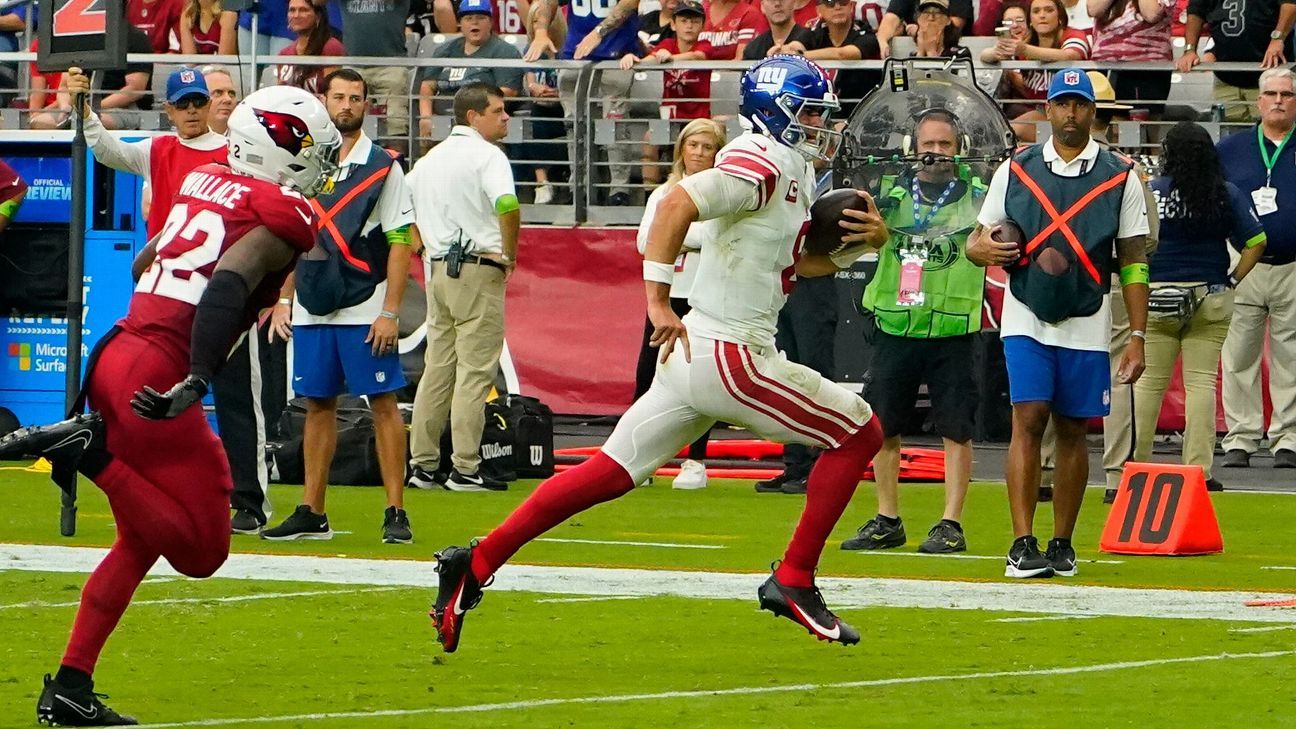 <div>Daniel Jones scrambles for Giants' first touchdown of the season</div>
