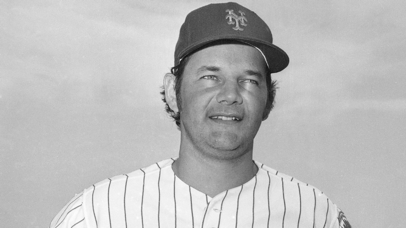 Longtime Mets catcher Hodges dies at age 74