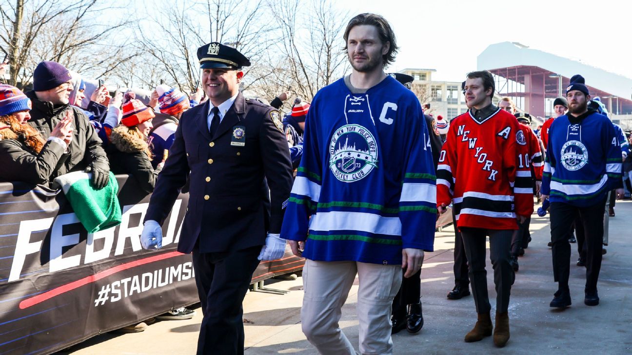 Rangers, Islanders honor police, firefighters with Stadium Series arrivals