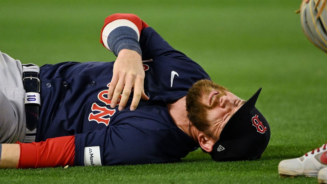 Story injured on diving stop, exits Red Sox game